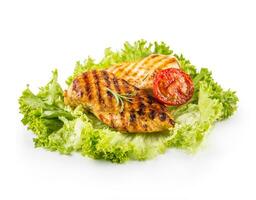 gril poulet sein. rôti et gril poulet Sein avec salade salade tomates et champignons isolé sur blanc photo
