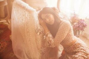 une magnifique Indien la mariée dans une mariage robe photo