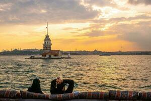 de jeune fille la tour et Istanbul ville horizon paysage urbain de dinde photo