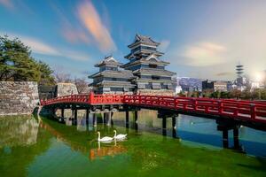 Matsumoto Château avec réflexion dans matsumoto, Nagano Préfecture, Japon photo