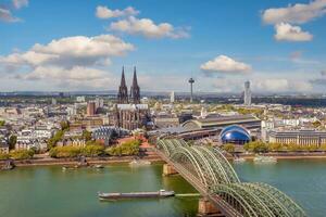 centre ville eau de Cologne ville ligne d'horizon, paysage urbain de Allemagne photo