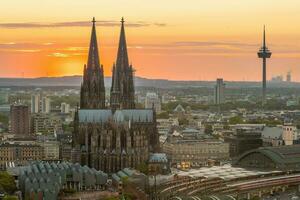 centre ville eau de Cologne ville ligne d'horizon, paysage urbain de Allemagne photo