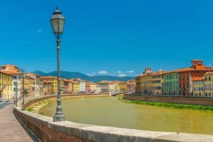 vue de le médiéval ville de pise et rivière arno photo