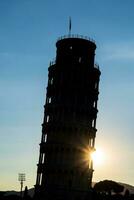 silhouette coup de le célèbre penché la tour dans pise, Italie photo