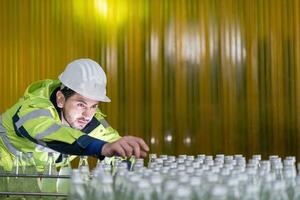 ingénieurs ou usine gestionnaires portant sécurité casque inspecter le Machines dans le production doubler. le inspecteur ouvert le machine à tester le système à rencontrer le standard. machine entretien photo