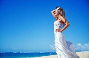 content femme sur le plage photo