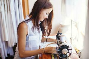 femme sur le couture machine photo