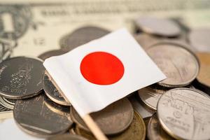 pile de pièces avec drapeau japon sur fond blanc. photo