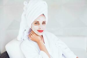 une femme avec une faciale masque sur sa tête photo