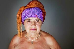 un vieux femme avec une tête écharpe sur photo