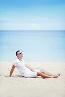 homme portant blanc à le plage photo