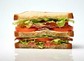 grillé sandwich Couper dans pièces isolé photo