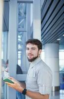 homme à le aéroport. Voyage concept photo