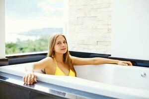 une femme dans une baignoire photo