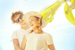 couple heureux sur la plage photo