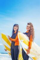 surfeur les filles à le plage photo