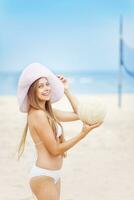 une femme dans une bikini permanent sur une plage photo
