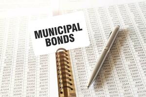 texte municipal obligations sur papier carte, stylo, financier Documentation sur table photo