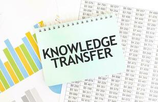 vert bloc-notes sur financier Documentation. texte connaissance transfert. affaires concept photo