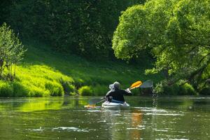 famille kayak voyage pour seigneur et madame. un personnes âgées marié couple aviron une bateau sur le rivière, une l'eau randonnée, une été aventure. liés à l'âge des sports, mental jeunesse et santé, tourisme, actif vieux âge photo