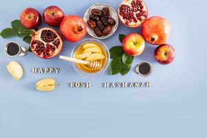 magnifique de fête Contexte pour le juif Nouveau an. le concept de rosh hashanah. traditionnel des produits sur une bleu Contexte avec texte. Haut voir. photo