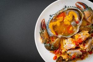 oeufs de crabe marinés avec sauce photo