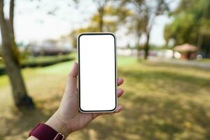 proche en haut de aux femmes mains en portant cellule Téléphone Vide copie espace filtrer. intelligent téléphone avec La technologie concept photo