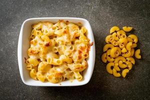 Macaroni au fromage américain, pâtes de macaronis à la sauce au fromage photo