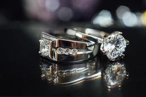 anneaux de mariage de créateurs dans le coin sur fond de paillettes scintillantes au format de bannière panoramique avec espace de copie et mise au point sélective photo