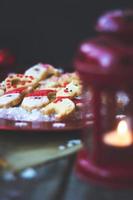 glaçage royal décoré de biscuits de Noël sur fond de bois photo