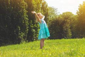 petite fille dans le parc avec ses bras concept de vie ouvert