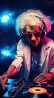 brillant personnes âgées femme dj à une délirer. techno fête dans le club. grand-mère dj. photo