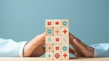 main en portant bois cube empilage avec icône soins de santé médical Assurance concept avec une endroit pour texte photo