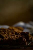 fait maison biscuits Frais de le four. vue de Frais et Fait main biscuits. photo