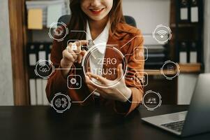 zéro confiance Sécurité concept la personne en utilisant ordinateur et tablette avec zéro confiance icône sur virtuel écran de Les données entreprises. photo