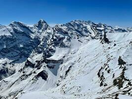 Suisse, le magnifique neigeux pics de le Alpes de titis Montagne voir. photo