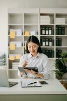 asiatique femme d'affaires travail dans le Bureau avec travail bloc-notes, tablette et portable les documents dans Bureau photo