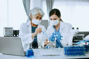 scientifique deux femme avec tablette et ordinateur portable, laboratoire et respectueux de la nature science. agriculture, recherche et scientifiques avec en ligne en lisant, tester échantillons pour global échauffement, analytique et technologie. photo