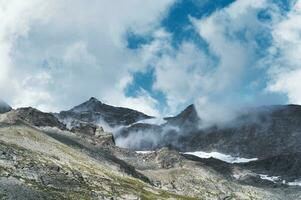 Montagne paysage dans le des nuages photo