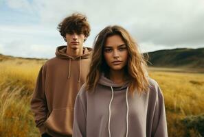 mode Extérieur photo de magnifique couple avec blond cheveux dans élégant vêtements posant dans blé champ ai généré