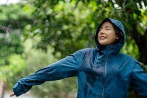lorsque la vie donne vous une pluvieux jour, portrait de une magnifique Jeune femme permanent dans le pluie. photo