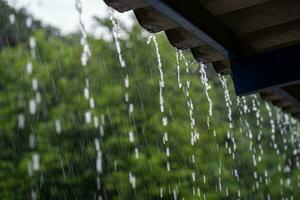 lourd pluie chute sur le toit dans pluvieux saison photo