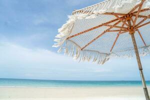 plage parapluies avec parfait bleu ciel photo