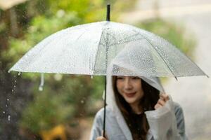 femmes marcher dans le pluie, main de femmes en portant un parapluie. photo