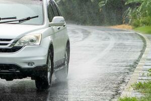 conduite dans le pluie, voiture accident. photo