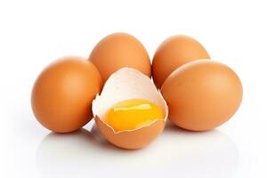 marron des œufs avec un fissuré ouvert isolé sur blanc arrière-plan, Jaune d'œuf, Naturel fraîcheur et qualité ai génératif photo