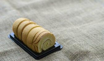 mini vanille rouleau gâteau, Suisse rouleau gâteau ou éponge rouleau avec vanille saveur pour une café Pause. thaïlandais appel confiture Rouleaux. avec copie espace photo