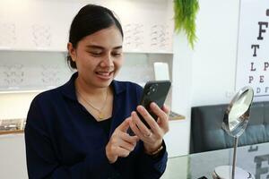 la personne en utilisant téléphone, femme en utilisant mobile téléphone à Accueil photo