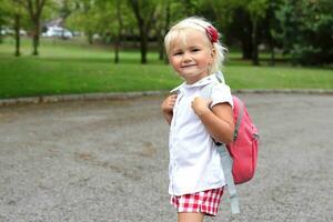 peu fille avec sac à dos Aller à étude, mode de vie mise en scène photo