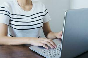 femme d'affaires en utilisant ordinateur pour affaires et recherche pour information concept de Faire affaires en ligne. photo